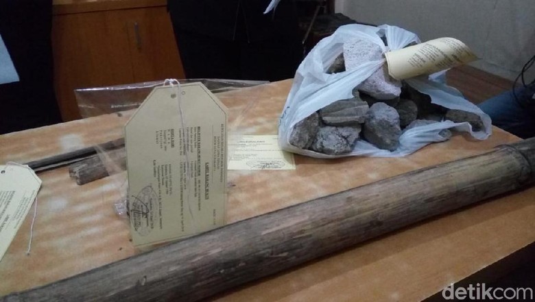 Polisi Sita Batu dan Bambu yang Dipakai untuk Bentrok dengan Bonek Polisi Sita Batu dan Bambu yang Dipakai untuk Bentrok dengan Bonek