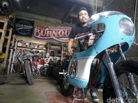  Pemilik RRRG, Eko Sutanto memperlihatkan motor Gibran yang sudah dimodifikasi