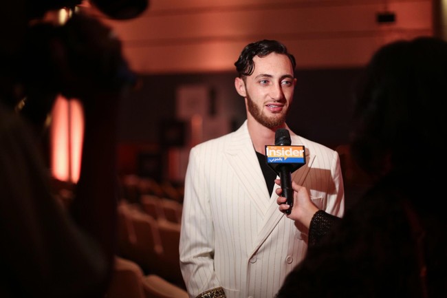 CEO Arab Fashion Council Jacob Abrian yang merupakan penyelanggara acara bahkan tidak bisa menyaksikan langsung peragaan busana tersebut. Ini pertama kali baginya membuat acara tanpa bisa ia saksikan sendiri. Foto: Maya Anwar for The New York Times