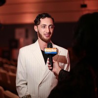 CEO Arab Fashion Council Jacob Abrian yang merupakan penyelanggara acara bahkan tidak bisa menyaksikan langsung peragaan busana tersebut. Ini pertama kali baginya membuat acara tanpa bisa ia saksikan sendiri. Foto: Maya Anwar for The New York Times