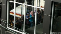 Penumpang harus rela berdesak-desakan.