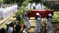 Kedatangan anggota TNI di Tanah Wakaf, Pondok Labu, Jakarta Selatan. Foto: Hanif Hawari/detikHOT
