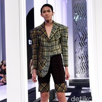 Fashion show koleksi busana Tri Handoko bertema Stage of Emotion di Fashion Nation 2018, Senayan City, Jakarta. Rabu [11/4/2018]. [Foto: Mohammad Abduh/Wolipop]