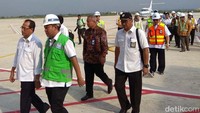 Seperti biasa, dia mengenakan setelan dengan kemeja putih dan celana panjang hitam.