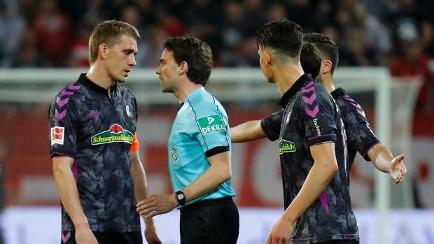 Wasit Guido Winkmann memberikan penalti saat para pemain sudah menuju ruang ganti.