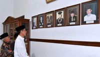 Dalam kunjungan tersebut, Presiden sempat berkeliling dan melihat-lihat foto Ketua MUI Jabar dari masa ke masa. Beberapa foto yang terpajang antara lain foto KH Sujai (1958-1967), Mayjen TNI HR Dharsono (1967-1971), KH Noer Ali (1971-1975), KH Dr. EZ Muttaqien (1975-1984), KH Toto Abdul Fatah (1984-2000), dan KH A Hafizh Utsman (2000-2015). (Foto: Laily Rachev/ biro pers setpres)