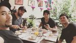 Keren! Gaya Iko Uwais Saat Makan Es Krim di Kolombia dan Nasi Padang