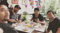 Bersama dengan para sahabatnya, Iko menikmati sarapan dengan secangkir kopi dan segelas orange juice segar. Foto: Instagram @iko.uwais