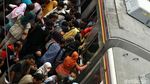 Ngeri! Penumpang di Stasiun Duri Mirip Antrean Mudik Lebaran