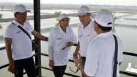 Setelah meninjau area tambak, Rini melanjutkan kunjungan di Kecamatan Muara Gembong dengan meninjau langsung program padat karya tunai, sebagai bentuk dukungan pemerintah bagi kesejahteraan masyarakat di wilayah tersebut. Pool/Kementerian BUMN.