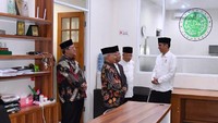 Setibanya di kantor MUI Jabar, Jokowi disambut langsung Ketua Umum MUI Jabar Rahmat Syafei, Dewan Pembina MUI Miftah Farid, dan Sekretaris Umum sekaligus Ketua Forum Kerukunan Umat Beragama (FKUB) Rafandi. (Foto: Laily Rachev/ biro pers setpres)