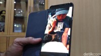 Polisi mengetahui pelaku penulis Allah di trototar, Jalan Leuwipanjang, Kota Bandung. Ia inisial A (47) yang diduga mengalami gangguan jiwa. Dia menuliskan sendiri tulisan itu menggunakan serpihan batu bata. Sudah dibawa ke kecamatan untuk segera dikirim ke rumah sakit jiwa, kata Kapolrestabes Bandung Hendro Pandowo. (Foto: Dony Indra Ramadhan/detikcom).
