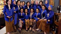 Krisdayanti dan teman-temannya mengambil tema Hari Kartini untuk arisan. Mereka kompak berkebaya biru. Foto: Instagram Krisdayanti
