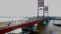 Jembatan Ampera yang menghubungkan Seberang Ulu dan Seberang Ilir, Kota Palembang sangat padat dilintasi kendaraan tak kenal siang atau malam (Okta Marfianto/detikTravel)