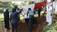 Bendera merah putih pun menutupi liang lahat untuk menghantar jenazah ke alam kubur.  Foto: Hanif Hawari/detikHOT
