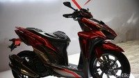 Honda Vario berkelir merah menyala ini dimodifikasi dengan konsep Sporty Bobber yang gagah.