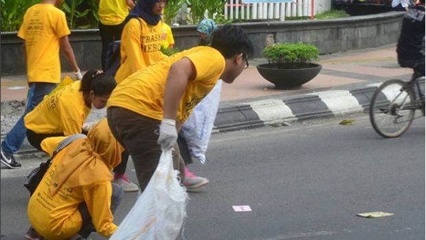 Saatnya peduli pada lingkungan sekitar.
