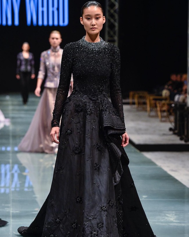 Koleksi lain yang mencuri perhatian adalah karya Tony Ward. Ia menyajikan koleksi busana couture yang dipenuhi  beading indah dan potongan unik. Foto: Instagram/tonywardcouture