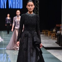 Koleksi lain yang mencuri perhatian adalah karya Tony Ward. Ia menyajikan koleksi busana couture yang dipenuhi  beading indah dan potongan unik. Foto: Instagram/tonywardcouture