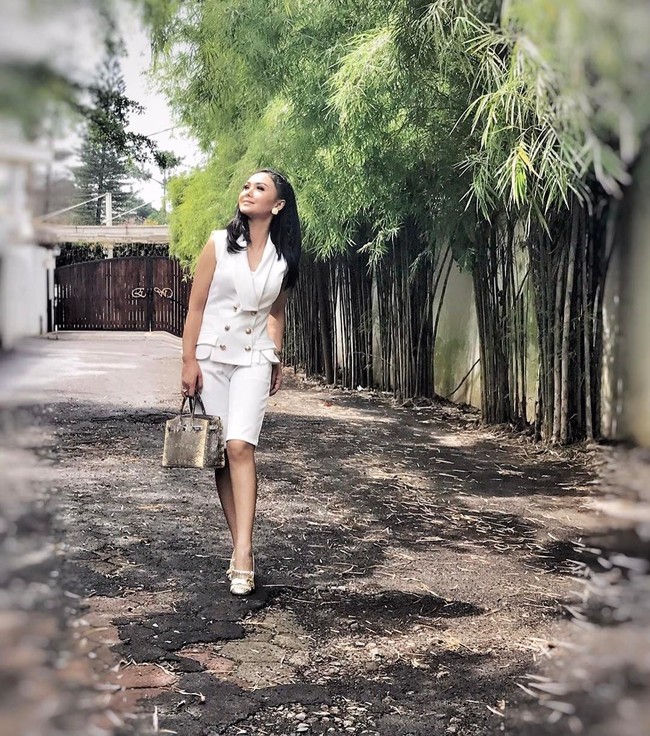 Yuni Shara bergaya membawa Tas Hermes Birkin Ombre Lizard seharga US$ 65.500 atau sekita Rp 900 juta saat difoto oleh petugas keamanan rumahnya yang menurutnya mahir memotret.Foto: Instagram/yunishara36