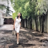 Yuni Shara bergaya membawa Tas Hermes Birkin Ombre Lizard seharga US$ 65.500 atau sekita Rp 900 juta saat difoto oleh petugas keamanan rumahnya yang menurutnya mahir memotret.Foto: Instagram/yunishara36