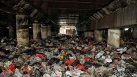 Sampah tersebut dibiarkan menumpuk.