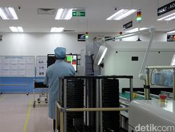 Melongok Dapur Pembuatan Ponsel Asus di Batam