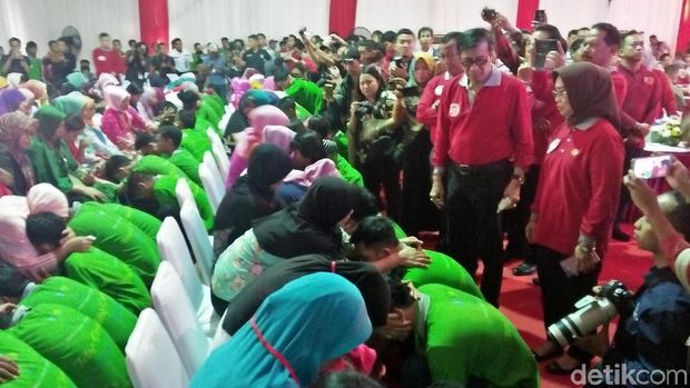 Menkum Terharu Lihat Napi Anak Cuci Kaki Ortu