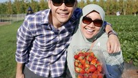 Liburan ke Melbourne, Ben mengajak sang ibu memetik strawberry segar di kebun. Duh, senyum bahagia ibu dan anak ini kompak banget ya! Foto: Instagram benkasyafani