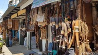 Pasar Hamadi jadi spot asyik buat berbelanja suvenir dan oleh-oleh kalau kamu melancong di Jayapura. Di sini kamu bisa belanja koteka lho! (Elvan/detikTravel)