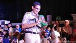 Gaya Sandiaga Lenggak-lenggok Bak Model Promosikan Tas Ende