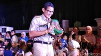 Sandiaga membuka secara resmi launching tas Ende. Dia ditemani Kepala Dinas Pariwisata dan Kebudayaan Tinia Budiati, Kadis Koperasi, UMKM dan Perdagangan Irwandi, dan Wali Kota Jakarta Selatan Tri Kurniadi. 