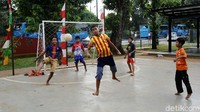 Anak-anak juga bisa bermain sepakbola di RPTRA tersebut.