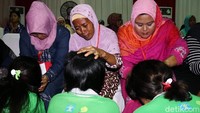 Anak-anak ini sekaligus meminta maaf dan memeluk ibu mereka masing-masing.