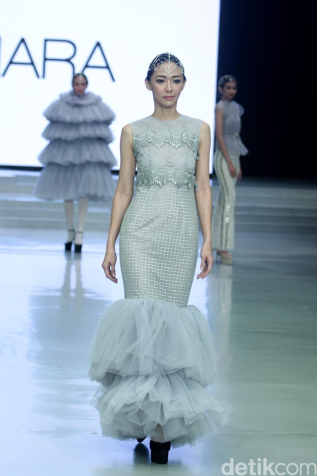 Fashion show Barli Asmara yang berkolaborasi dengan Wardah di Indonesia Fashion Week 2018 ini mengangkat tema Glamorous Delight di Jakarta Convention Center, Jakarta, Sabtu [31/3/2018]. Foto: Mohammad Abduh/Wolipop