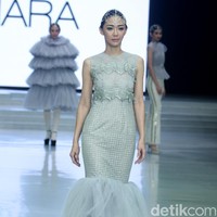 Fashion show Barli Asmara yang berkolaborasi dengan Wardah di Indonesia Fashion Week 2018 ini mengangkat tema Glamorous Delight di Jakarta Convention Center, Jakarta, Sabtu [31/3/2018]. Foto: Mohammad Abduh/Wolipop