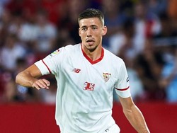 Clement Lenglet. Bek tengah Sevilla yang akan genap 23 tahun pada bulan Juni depan ini sudah lama dihubung-hubungkan dengan Barcelona. Ada kabar usaha menggaetnya secara serius akan dilakukan di musim panas. (Foto: Aitor Alcalde/Getty Images)