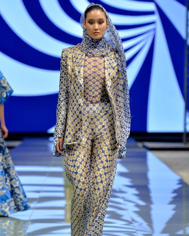 Salah satu busana karya Jean Paul Gaultier yang mendapat banyak pujian adalah suits beserta scarf bermotif bunga daisy. Kety Perry pernah terlihat memakai koleksi ini. Foto: Instagram/beppedeliaofficial