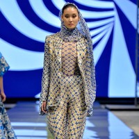 Salah satu busana karya Jean Paul Gaultier yang mendapat banyak pujian adalah suits beserta scarf bermotif bunga daisy. Kety Perry pernah terlihat memakai koleksi ini. Foto: Instagram/beppedeliaofficial