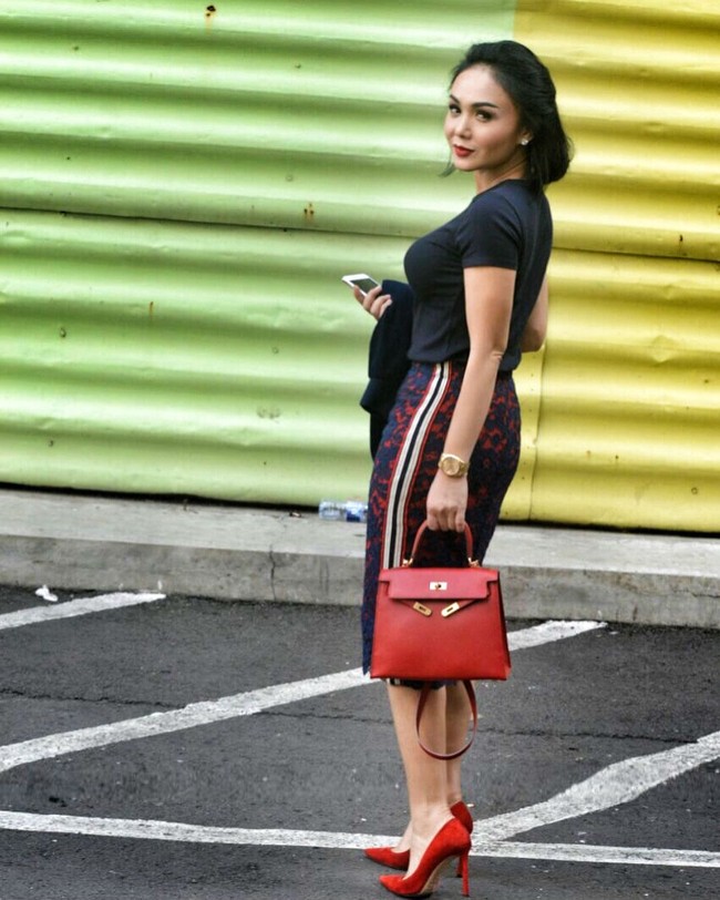 Tampil gaya di sela-sela mengisi acara Mikrofon Pelunas Utang, Yuni Shara berpose membawa tas Hermes Kelly berwarna merah seharga US$ 19.750 atau sekitar Rp 272 juta. Foto: Instagram/yunishara36