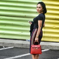 Tampil gaya di sela-sela mengisi acara Mikrofon Pelunas Utang, Yuni Shara berpose membawa tas Hermes Kelly berwarna merah seharga US$ 19.750 atau sekitar Rp 272 juta. Foto: Instagram/yunishara36