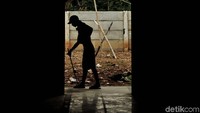 Para pekerja tengah menyelesaaikan pembangunan musala.