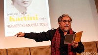 Pameran Namaku Pram memuat berbagai catatan Pram, arsip, cover buku, foto-foto, kutipan, termasuk dua ensiklopedia yang disusun Pram dan belum selesai sampai sekarang.