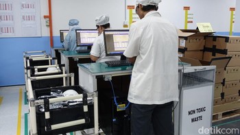 Standar TKDN 30% bisa cepat kami capai berkat adanya SMT line. Kelebihan lainnya, kami punya lini produksi yang komprehensif dibandingkan kompetitor yang hanya perakitan. Kita mulai dari perakitan sparepart sampai jadi, kita lakukan di sini, gak cuma assembling komponen yang tinggal pasang, kata Head of Public Relations Asus Indonesia Muhammad Firman. Foto: Rachmatunnisa/detikINET