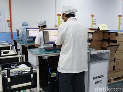 Melongok Dapur Pembuatan Ponsel Asus di Batam
