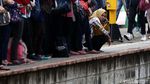 Menumpuk di Stasiun, Berdesakan di Kereta