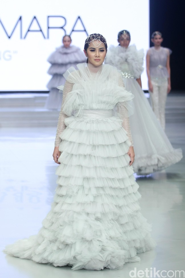 Fashion show Barli Asmara yang berkolaborasi dengan Wardah di Indonesia Fashion Week 2018 ini mengangkat tema Glamorous Delight di Jakarta Convention Center, Jakarta, Sabtu [31/3/2018]. Foto: Mohammad Abduh/Wolipop