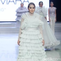 Fashion show Barli Asmara yang berkolaborasi dengan Wardah di Indonesia Fashion Week 2018 ini mengangkat tema Glamorous Delight di Jakarta Convention Center, Jakarta, Sabtu [31/3/2018]. Foto: Mohammad Abduh/Wolipop