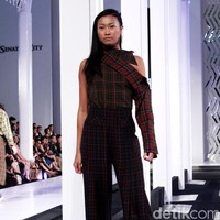 Fashion show koleksi busana Tri Handoko bertema Stage of Emotion di Fashion Nation 2018, Senayan City, Jakarta. Rabu [11/4/2018]. [Foto: Mohammad Abduh/Wolipop]