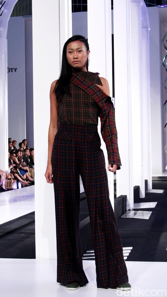 Fashion show koleksi busana Tri Handoko bertema Stage of Emotion di Fashion Nation 2018, Senayan City, Jakarta. Rabu [11/4/2018]. [Foto: Mohammad Abduh/Wolipop]